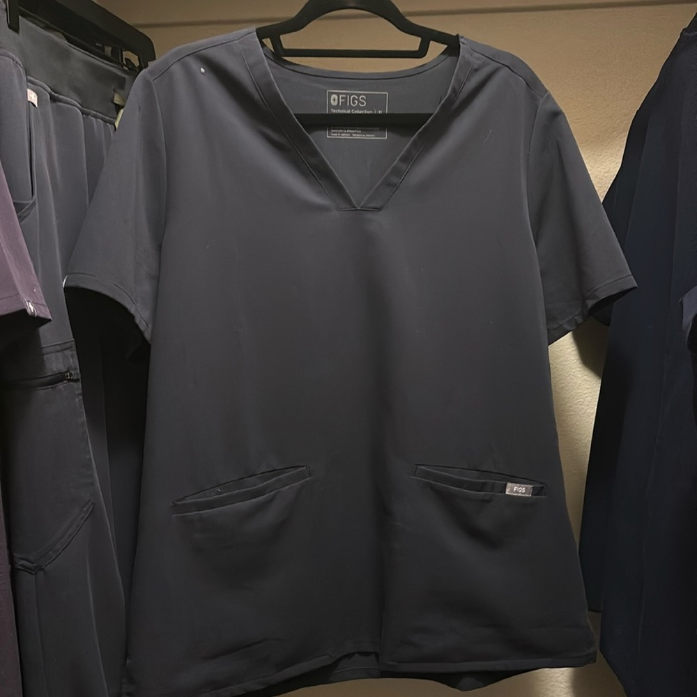 Women’s Figs Casma three pocket scrub top in Quiet Navy